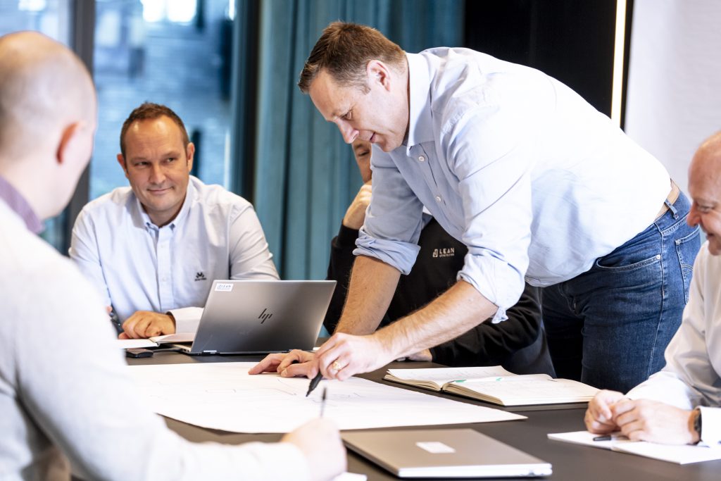 workshop, folk rundt et bord