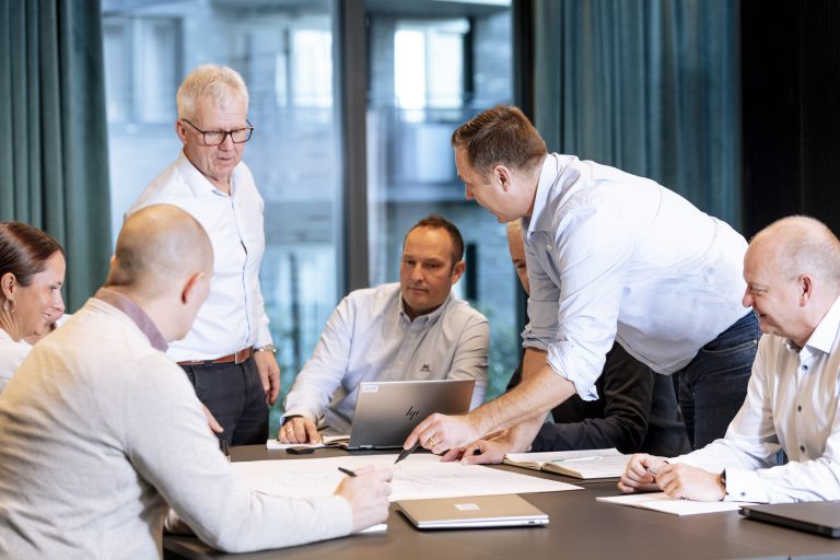Team i workshop som diskuterer forbedring av salgsprosess